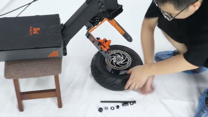 KuKirin G4 Tyre Being Replaced